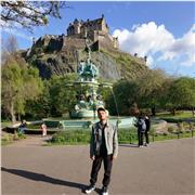 Professeur trilingue donne des cours en langue Arabe